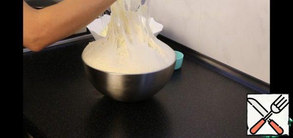 Knead the dough that has come up. If it sticks to your hands, lubricate them with vegetable oil. And again remove to a warm place for 30 minutes.
