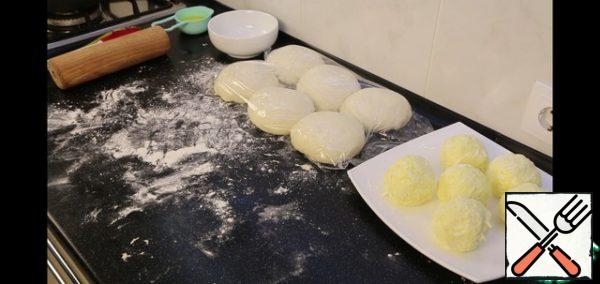 For convenience, I divided the filling into 6 equal parts, used kitchen scales. And formed balls. The dough is also divided into 6 equal parts, rounded and covered with a film that is not airy.
