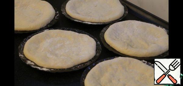 So I did with all 6 pieces. First, we form all the pies, put them on plates sprinkled with flour, and then bake.
