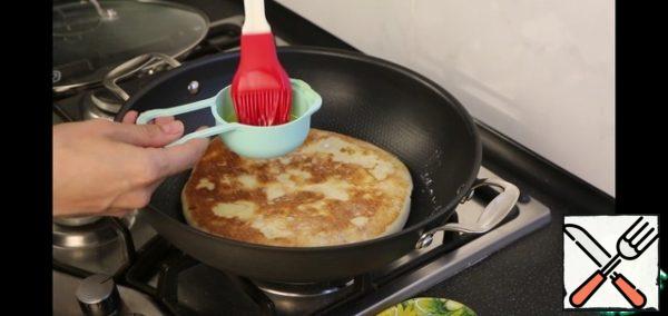 It is fried in butter, or you can also use vegetable oil. Bake on each side for 5 minutes under the lid. When turning over, the fried side is smeared with melted butter.
