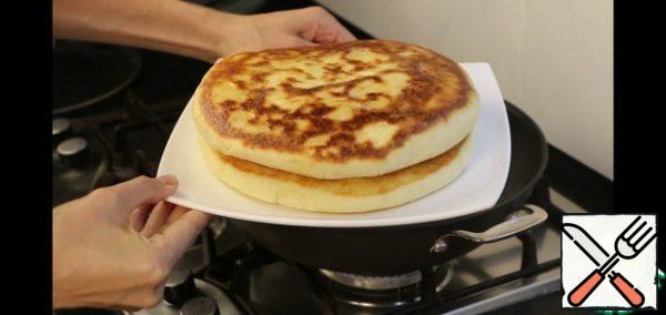 And also, when they are already fried on all sides, also lubricate with melted butter.
Here is a ruddy, beautiful work.
