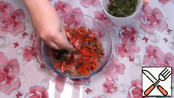 We spread tomatoes on the liver.
Sprinkle with herbs.
