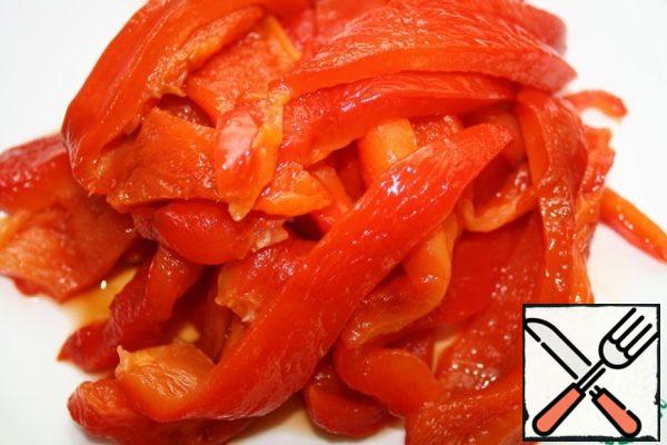 Bake the pepper at a temperature of 200 degrees for about 45 minutes.
Peel, remove the seeds and cut into strips.
