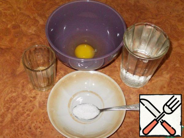 Preparation start with the test. Let's prepare the liquid component first. Egg, water, salt, vinegar mix and put in the freezer.