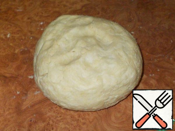 Quickly collect the dough. No need to knead! Just put together in a homogenous lump and all! Kneading the dough can be done in a bowl, but I'm used to on the table. So, a lump of dough wrapped in polyethylene and put in the freezer.