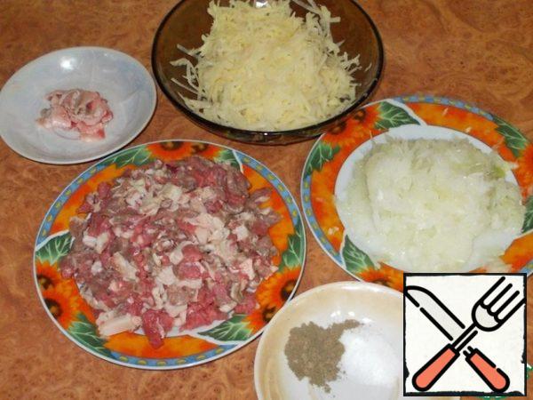 While our dough is resting and cooling, we will do the filling. For this lamb (take fatty meat) cut into small-small cubes. If the meat comes across veins, they should be cut. Onion three on a coarse grater. Potatoes are also three on a coarse grater.