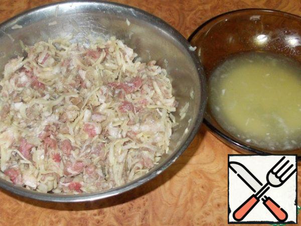 Put the meat in a bowl. Squeeze the juice from the potatoes and onions and put it to the meat. Add salt, pepper and mix. Cover the bowl with minced meat and put it in the refrigerator.
