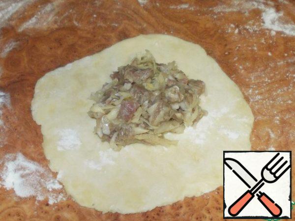 Once all the dough from the refrigerator to get not worth it! Take 2-3 pieces. Alternately, roll them into a thin cake. In the middle put a tablespoon of minced meat. Spoon recruit full with a slide!