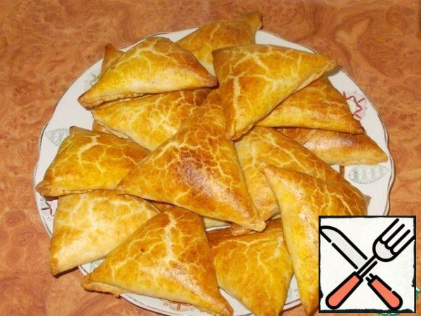 This is how samosa turns out. Golden! Fragrant! With a crispy crust and juicy filling inside. Pay attention to how much puff pastry!