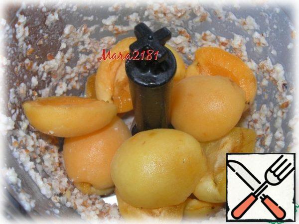 Here, add 160 g of washed and dried apricot pulp.
