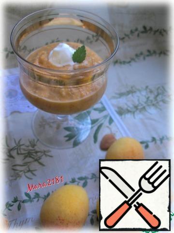 Pour the resulting smoothie into glasses.
When serving, add some cream ice cream and decorate with Melissa leaves.