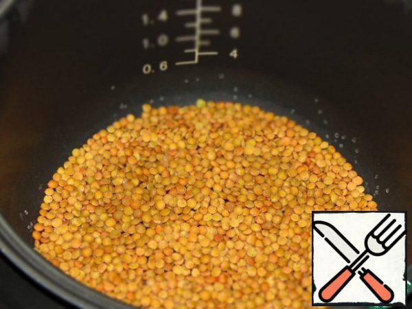 In boiling water, pour lentils, cook over low heat with the lid closed for 25 minutes, at the end of cooking salt.