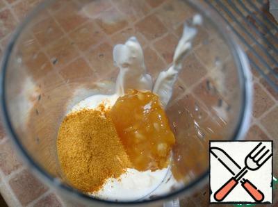 Now you need to prepare the sauce. Mix mayonnaise with yogurt, add orange jam and curry. Beat with a mixer at low speed.