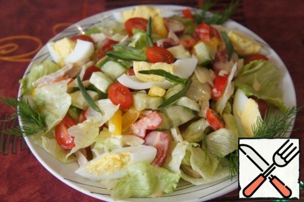 Put the salad on a flat dish and pour the dressing over it. Sprinkle with tarragon leaves. Garnish with egg slices and dill sprigs. If desired, you can sprinkle the salad with croutons or serve them separately. To do this, cut white bread or a loaf without a crust into cubes, lightly sprinkle them with olive oil and fry in a frying pan until golden brown.