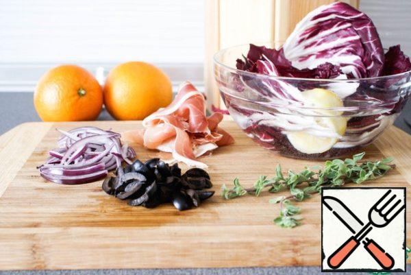 Separate the sheets of radicchio and put them in cold water with lemon juice. This will save the salad leaves from excess of bitterness. Olives cut into quarters, thinly cut red onions, jamon narvat or cut into thin strips.