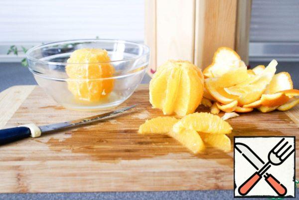 Fillet of oranges: to do this, use a knife to cut the peel in a circle from a whole orange, and then with a sharp knife, holding an orange in your hand, cut the orange slices between the films, holding the knife at an angle (this is easy to adjust). You need to do this over a bowl, collecting juice. Squeeze the juice from the remaining orange into the same bowl.
