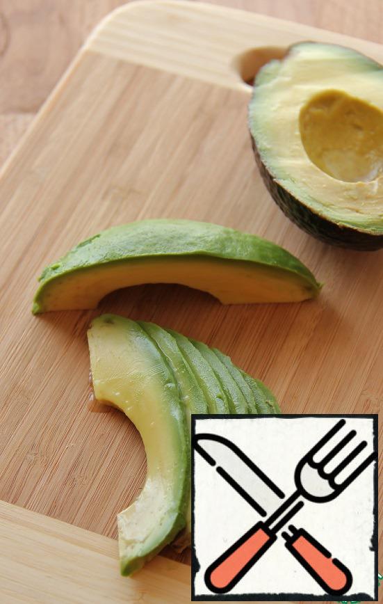 The same thing to do with avocado, after removing his skin. I spray it with lemon juice so it doesn't darken. If you bought too hard avocado, it does not matter. It should be wrapped in newspaper paper and left at room temperature for 2 days. 