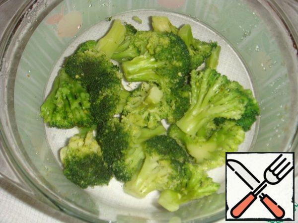 Boil the broccoli for literally 2 minutes, flip it into a colander. If the broccoli is frozen, cook it (without defrosting in advance) in a container with the lid closed at maximum power for 5 minutes.
