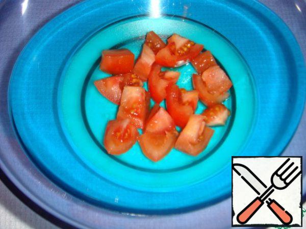Cut the tomato into a bowl.