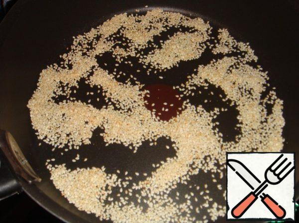 Sesame seeds to sprinkle on the pan without oil and bake until the seeds will not become pale Golden.