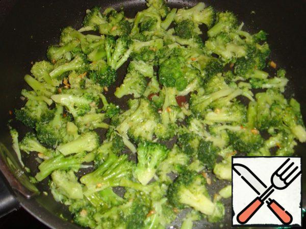 Tilted broccoli divided into small florets or coarsely chop. Add it to the garlic and fry on high heat for just two minutes.