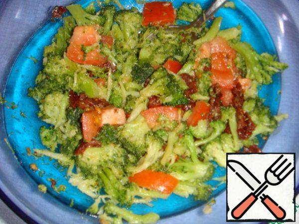 Add the broccoli and garlic to the tomatoes. Season with soy sauce and sesame oil.
