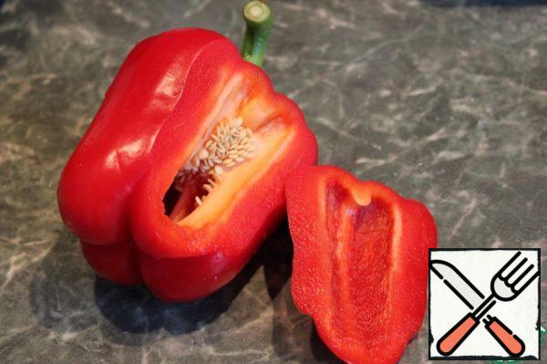 Grease eggplants and peppers with olive oil and bake in the oven at a temperature of 200 * for 30 minutes.
Pepper, which I cut into a piece for decoration.
