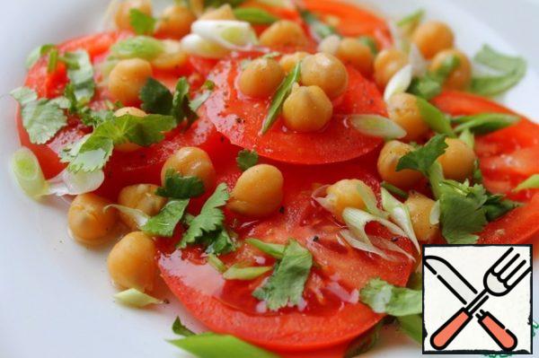 Next, sprinkle with onion and cilantro, pour olive oil on top. Serve immediately. Enjoy your meal!