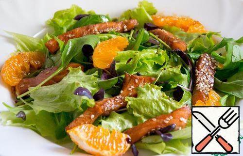 Sprinkle the salad with olive oil and soy sauce to taste.
Before serving, decorate the salad with slices of tangerines, peeled from the films. Tangerine will give a very pleasant sweet and spicy taste to your salad!