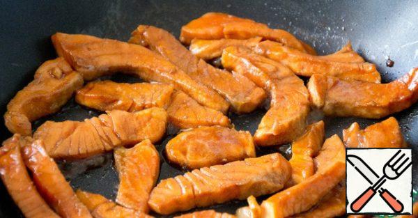 Salmon is lightly fried in a pan without adding oil. No more than 5 minutes.