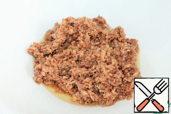 The tuna that I used canned, knead into small pieces with a fork, if you serve like me, if in a common salad bowl, then you can leave the pieces. You can also use baked tuna.
