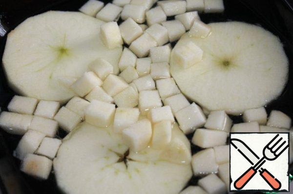 Peel the apple. Cut into even circles to serve and cubes to add to the salad. Squeeze the juice out of the lemon halves, combine it with a glass of water and send our apples there for a long time. Then dry them a little. Thus, they will not darken and will acquire a wonderful apple - lemon taste.
