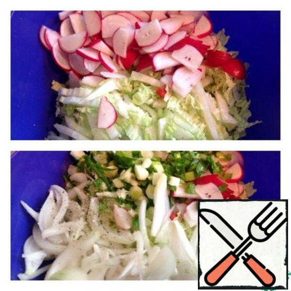 Chop the cabbage. Radish cut in half and finely chop. Add salt, pepper and vegetable oil. Finely chop the green onion and add the same amount of pickled onion. Mix gently.