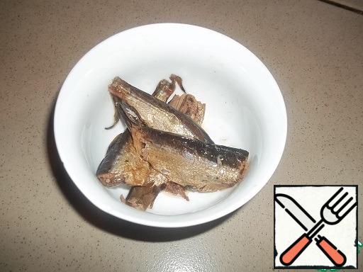 For dressing; 4-5 canned fish (sprat or sardines) beat with a dip blender with mayonnaise, vegetable oil and soy sauce.