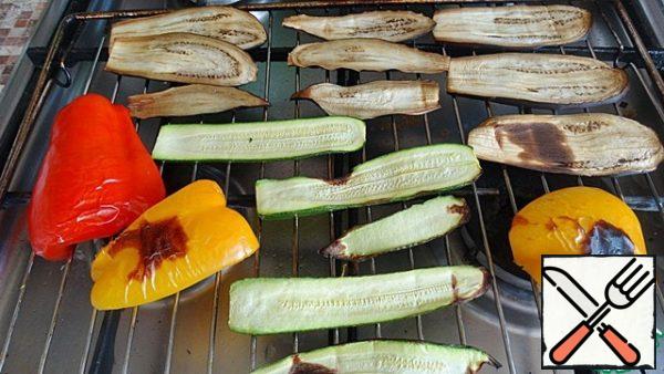 Eggplant and zucchini cut into thin slices, pepper cut into strips. and put all the vegetables on the grill. place in the oven under the grill for 10-15 minutes. Check that the eggplant and zucchini are not burnt. And the peppers on the contrary really need to be baked so that you can easily remove the skin.

