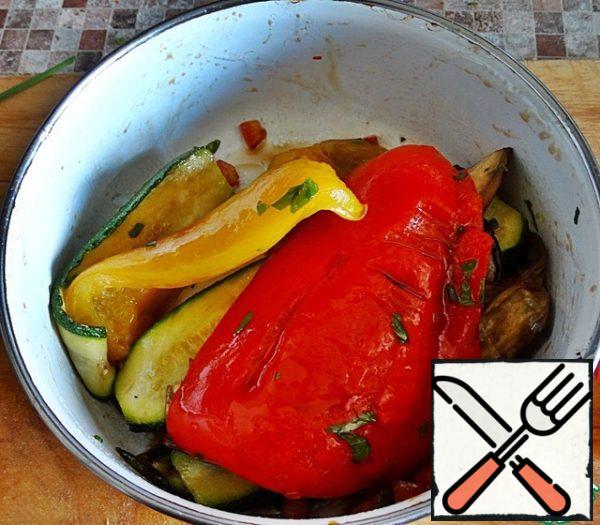 Put the vegetables in a large bowl and mix with half of the salsa, leave to lie for a few minutes so that the vegetables are well soaked in the dressing.
