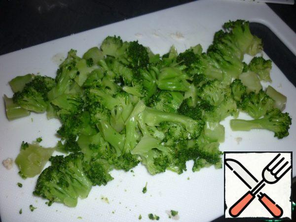Broccoli is also boiled, previously divided into small bundles.
