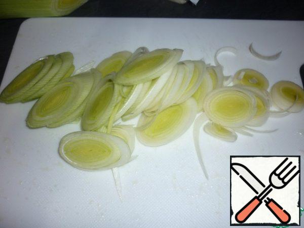 Cut the leek into rings.
