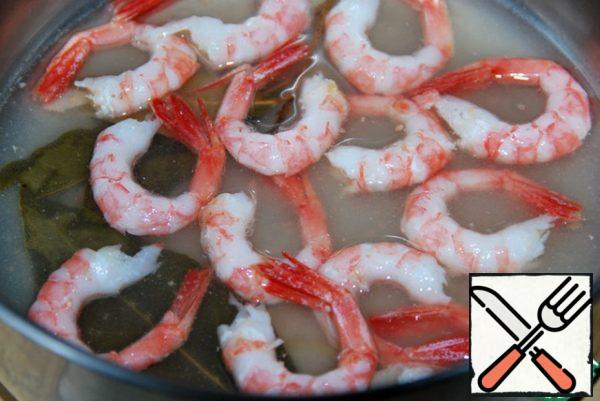 Remove the wine from the stove and put it in the shrimp, but in any case do not cook the shrimp in the wine, they will be "rubber".
Give the shrimp to soak in the wine for about 10 minutes.