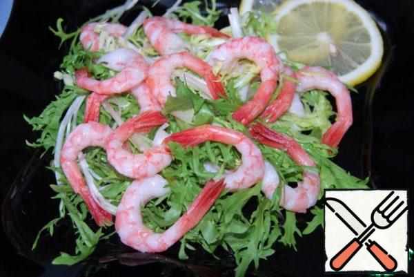 On top of the arugula, put the marinated shrimp.
Pour the dressing.
Relevant to salad lemon wedges.