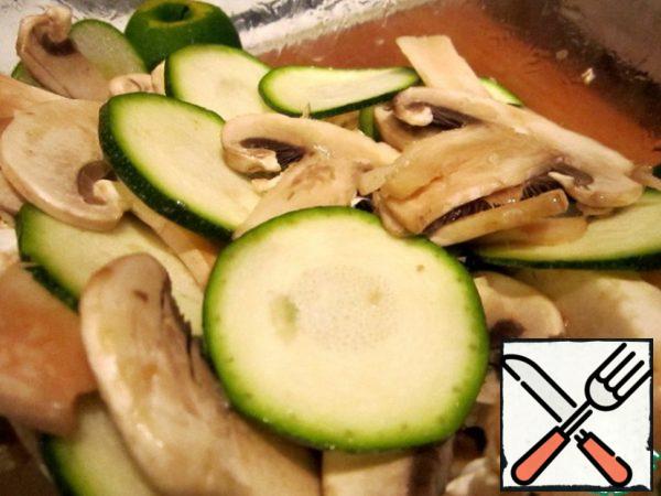 Mushrooms and zucchini cut into thin slices.
Mix with dressing and leave to marinate for 30 minutes.