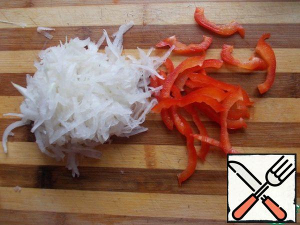 Grate the radish on a grater, cut the pepper into strips.
