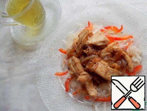 Spread on a plate of mixed daikon with pepper, on top of hot chicken with onions and sauce. Everyone in his own plate will mix.