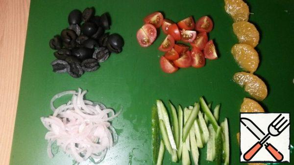Olives cut in half, tomatoes - into quarters, cucumber - straw, onion - half rings and marinate it in Apple vinegar. Slices of Mandarin peel.