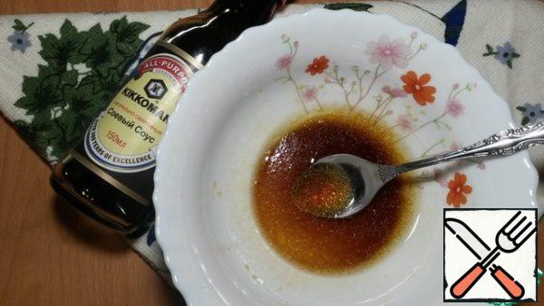 Prepare the sauce of olive oil and soy sauce and pour the salad.