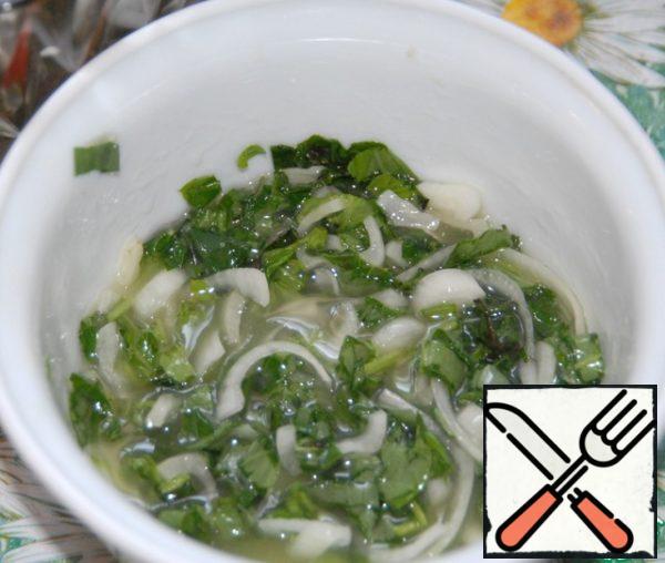 For dressing, mix lemon juice, olive oil, salt, pepper, finely chopped basil in a separate container. Cut the onion into half rings and send it to the gas station.
