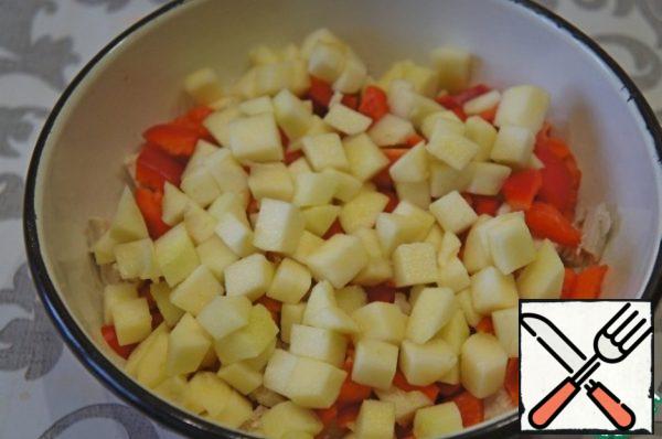 Wash Apple, dry, cut in half, cut seeds, cut into cubes and sprinkle with lemon juice.
