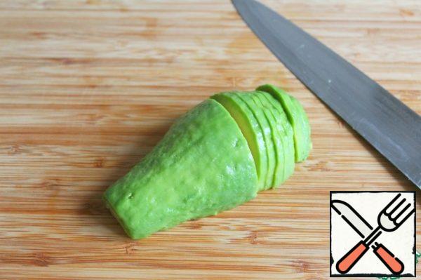 Avocado peel, remove the bone, a quarter of the avocado cut plates (for decoration), the rest of the cube and sprinkle with lemon juice.