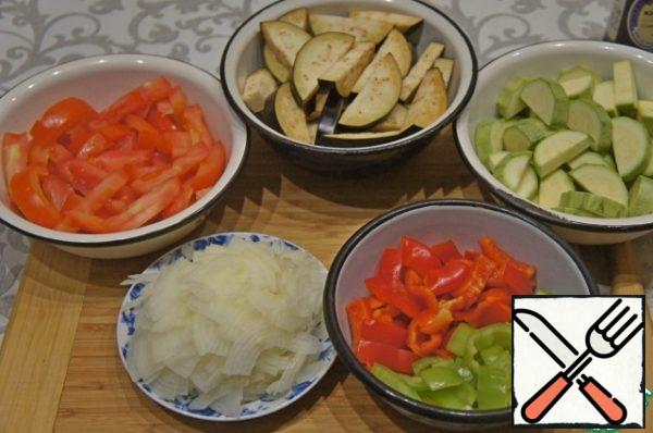 Zucchini and eggplant cut into large cubes or half rings, pepper - a wide straw, onion cut arbitrarily.
Remove the seeds from tomatoes and cut into strips.
