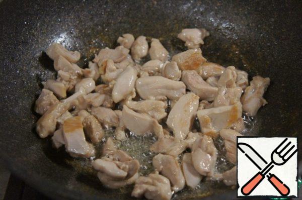 Chicken fillet wash, dry and cut into pieces or cubes.
Then fry the fillet in heated olive oil for about 5 minutes. Salt.